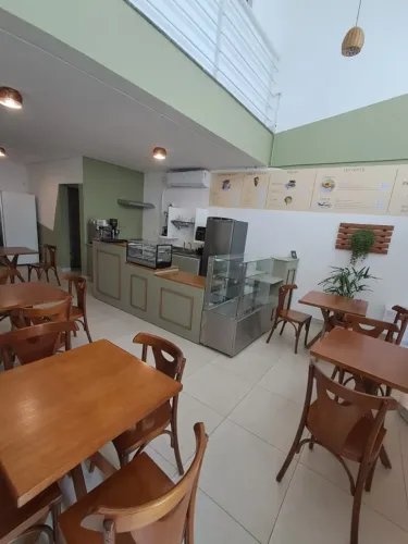 Cafeteria montada com cozinha industrial