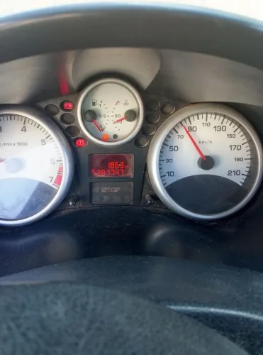 Peugeot 207 XR 1.4 Flex 8V 5P 2010