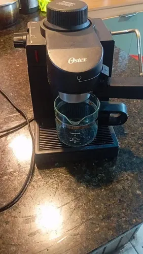 Vendo cafeteira oster de café expresso e capuccino