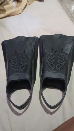 Nadadeira marca aquática natação