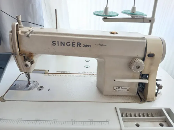 Maquina de costura reta Singer