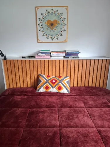 Cabeceira de cama painel com acabamento ripado e prateleira de apoio superior