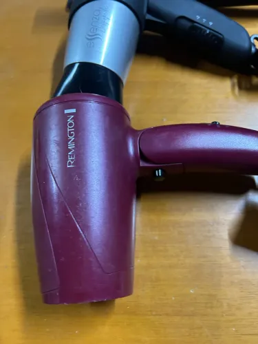 Vendo 2 secador de cabelo de brinde e uma chapinha o secador de cabelo é profissional
