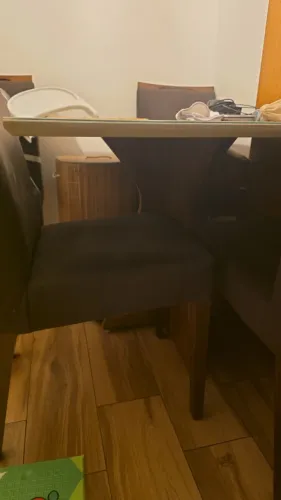 Vendo conjunto de mesa retangular ( 136x90 cm) com 4 cadeiras recém reformadas.