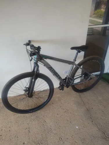 Vendo uma baike aro 26 21 marcha cambio chimano freios a disco quadro de alumínio preço 1.