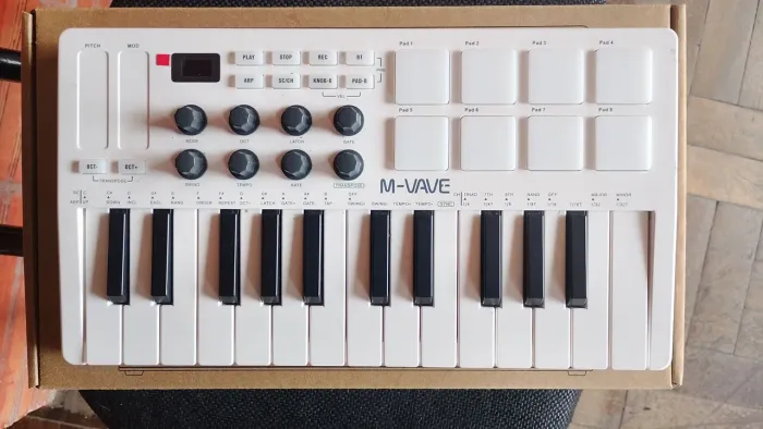 Controladora MIDI M-VAVE SMK 25 com caixa