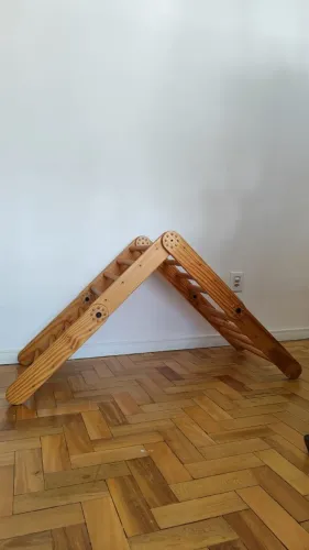 Triângulo Pikler articulado com rampa de escorregar (Bebrinquê)