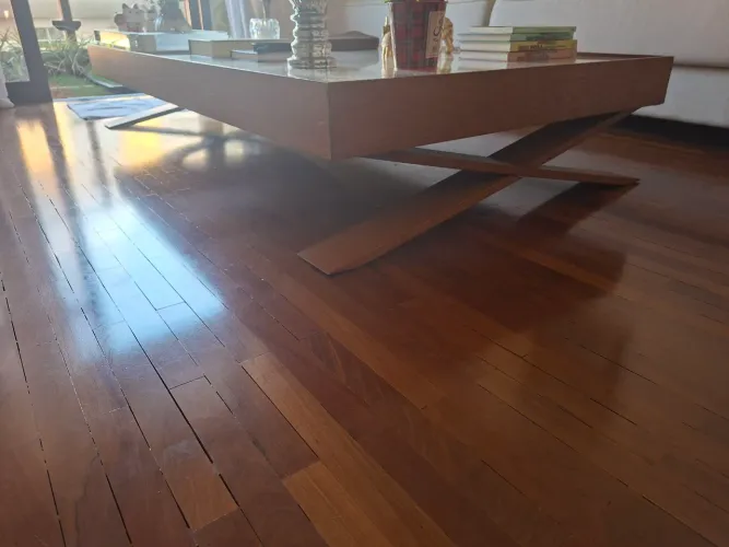 Mesa de centro em madeira com tampo espelhado