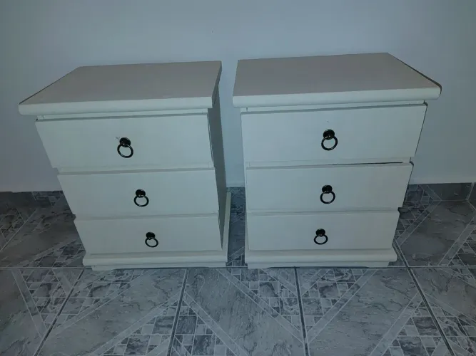 LINDOS CRIADOS COM 3 GAVETAS EM MADEIRA PINTADO EM BRANCO - $. 220,00