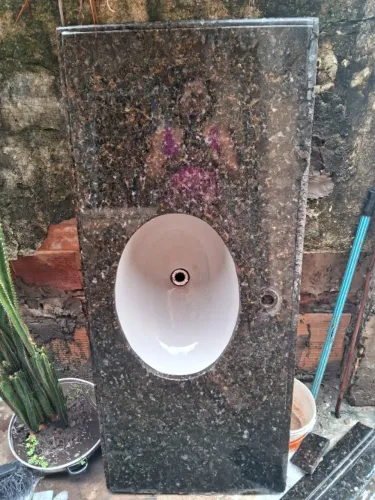 Vendo pia de granito verde Ubatuba com lavatório cinza medindo 120x52