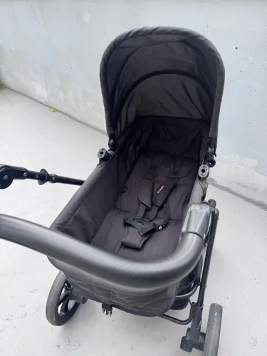Carrinho de bebe e bebê conforto com base