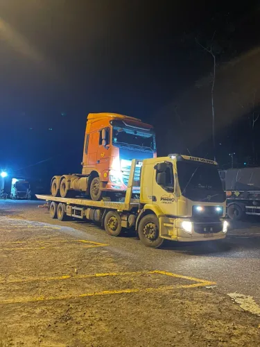 Caminhão guincho plataforma Volvo VM 330