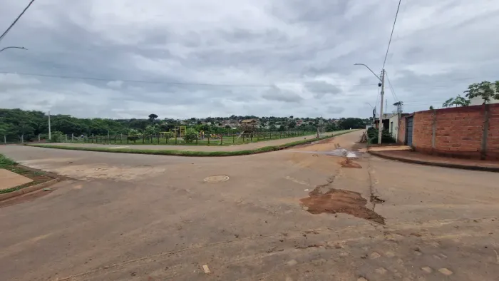Casa para aluguel com 75 mts com 1/4, uma sala, banheiro quintal e garagem Jardi Scala Tri
