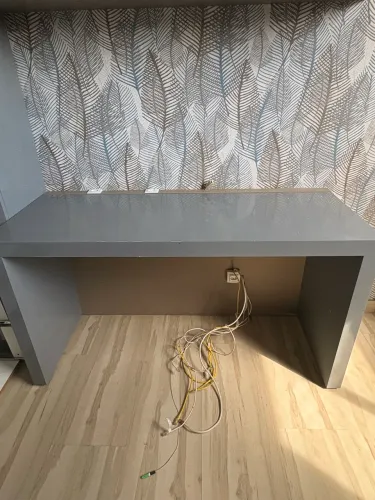 Escrivaninha robusta em MDF com painel traseiro