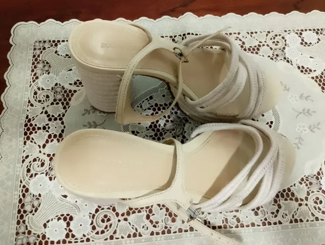 Sandália linda da sonho dos pés nova só usei uma vez .