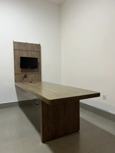 MESA DE REUNIÃO 8 LUGARES + PAINEL C/ SUPORTE DE TV