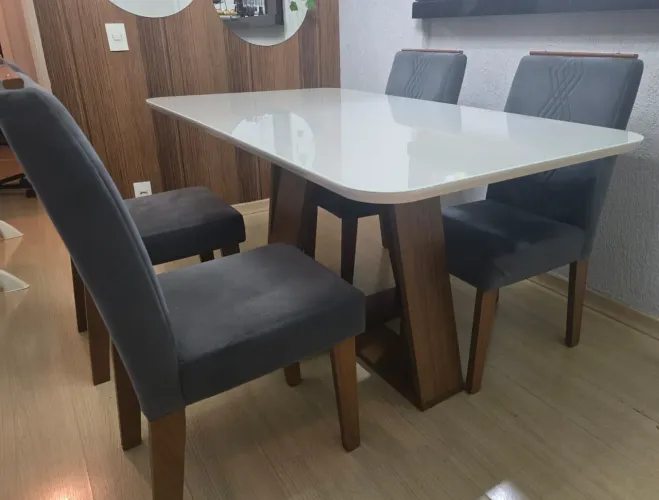 Conjunto sala de jantar Mesa com tampo de vidro e e 4 cadeiras em MDF