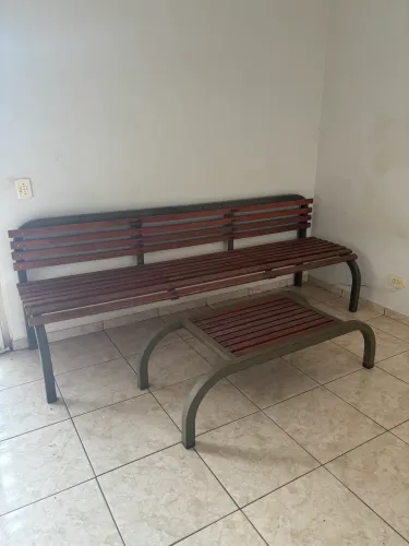 Jogo de Banco e Mesa de madeira e ferro