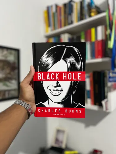 HQ Darkside: Black Hole - Charles Burns - Seminovo