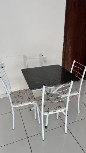 Mesa de mármore + 4 cadeiras