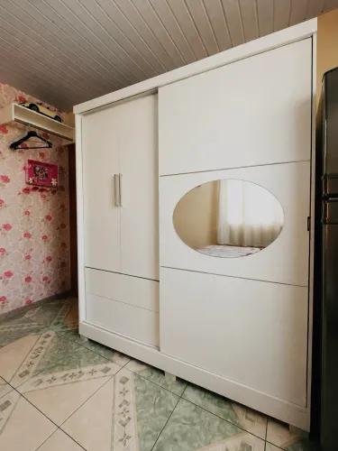 Guarda-roupa de solteiro grande com espelho e portas de correr