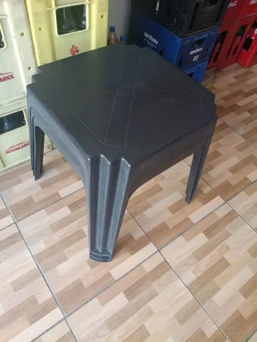 Mesa pequena preta plástico 