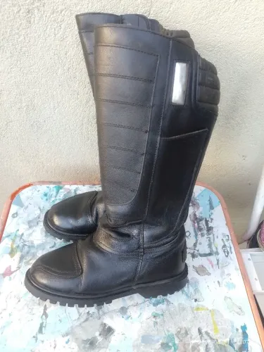 Bota tático em couro perfeita, solado de borracha número 38.