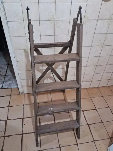 Escada antiga de madeira com 4 degraus , 75,00 . Leia descrição .