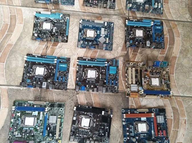 Lote de Placas mãe por 400 reais leia o anúncio