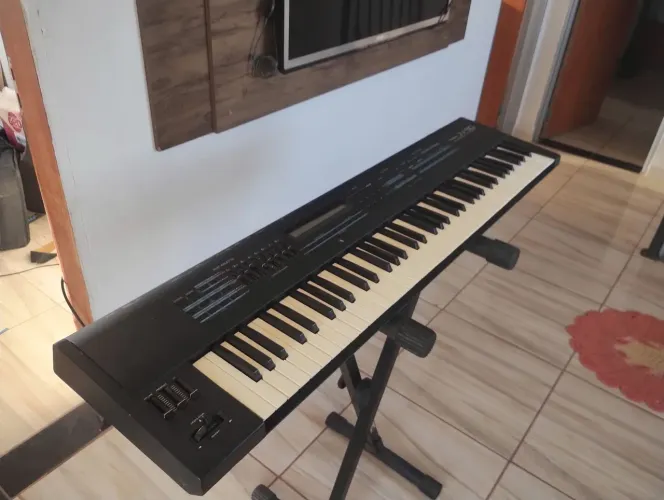 Teclado JV-90 roland
