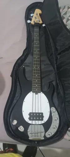 Baixo Tagima preto com amplificador