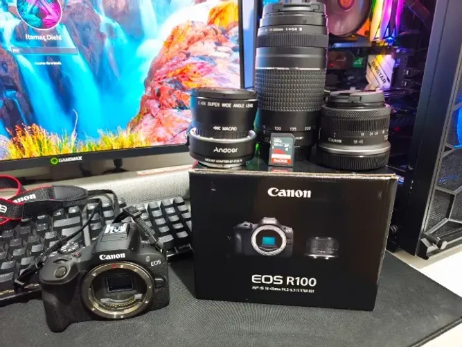 Camera Canon EOS R100