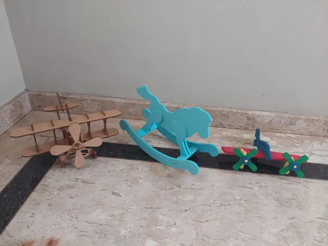 3 brinquedos de mdf,dois aviões e um cavalinho