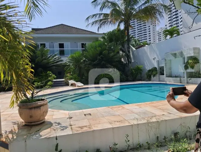 Casa em condominio alto padrão com 05 quartos, quintal , piscina e segurança total