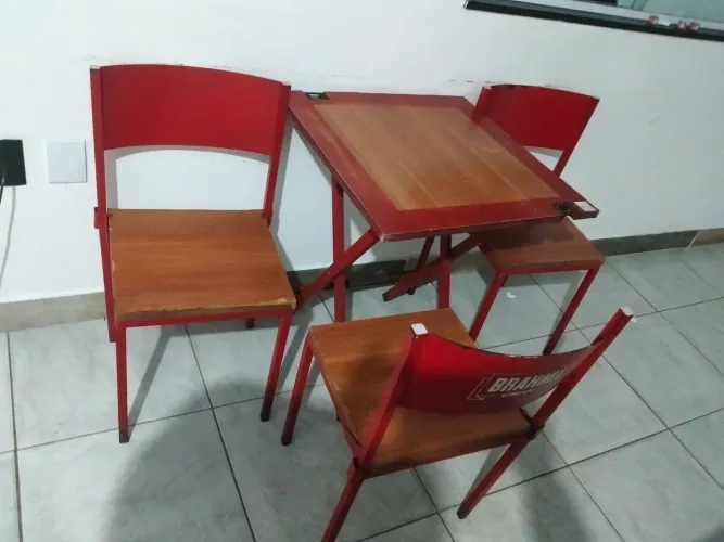 Jogo de mesa com cadeiras