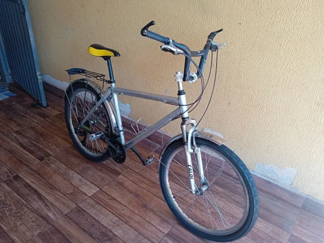 Bicicleta aro 26 quadro de alumínio paralama garupeira descanso mesinha com. Guidom 