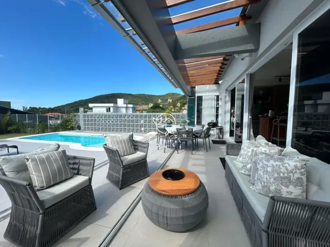 Casa à Venda Recém Construida de Alto Padrão 400m do Mar