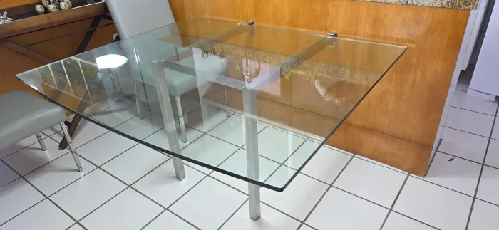 Mesa de vidro e pés de aço 