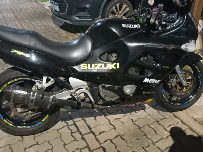 Moto Suzuki gsxf 750 03 inteira, revisada,de garagem 