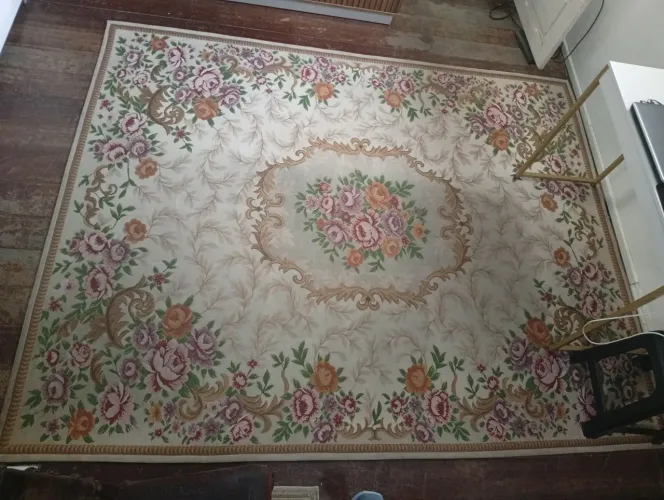 Tapete estilo vintage floral e arabescos 