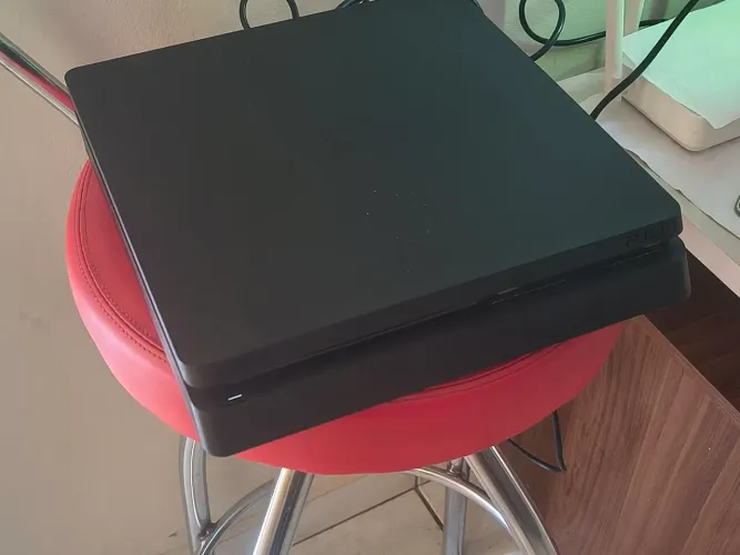 Playstation 4 Slim 1TB com 3 Controles