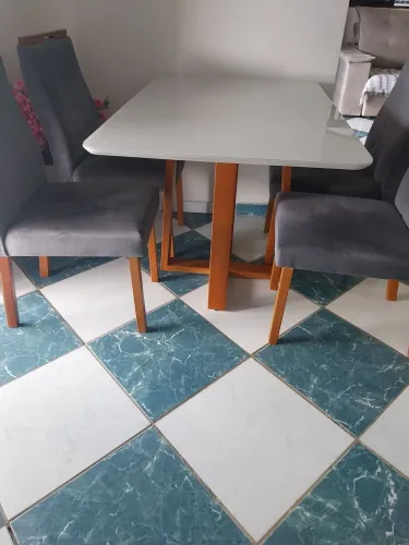 Mesa nova maciça 4 cadeiras 1 ano de uso tampa de vidro tbm