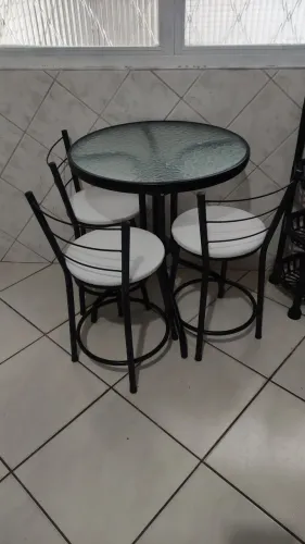 Conjunto de  mesa com banquetas