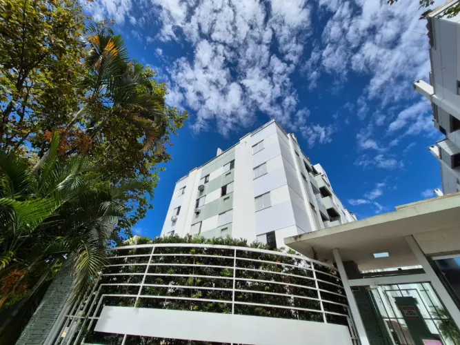 Duplex cobertura na Trindade espaço e conforto