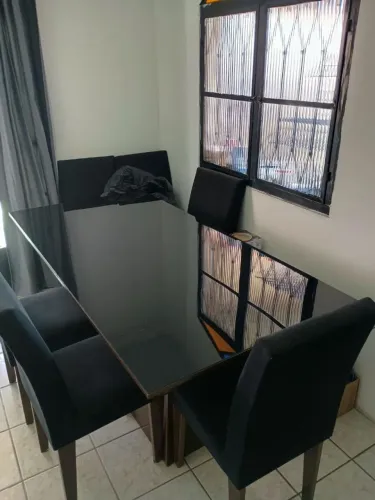 Mesa enorme linda com 6 cadeiras