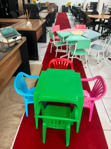 Mesas e cadeiras escolares