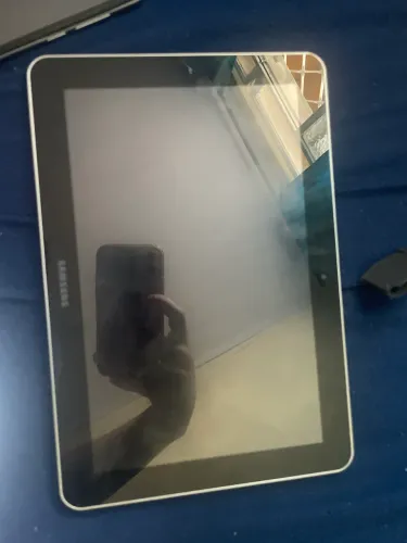 Celular positivo e tablet Samsung n sei se funciona sem testes guardados 25 reais cada