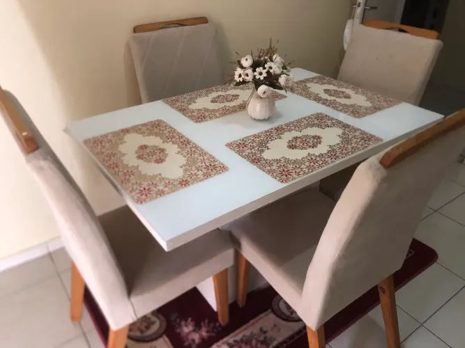 Vendo-se uma mesa de 4 Cadeira