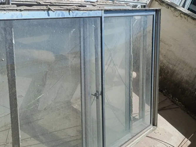 Exaustor de inox e duas Janelas de alumínio. Dimensão: 1,50*1,0