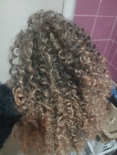 Peruca cacheada morena iluminada linda